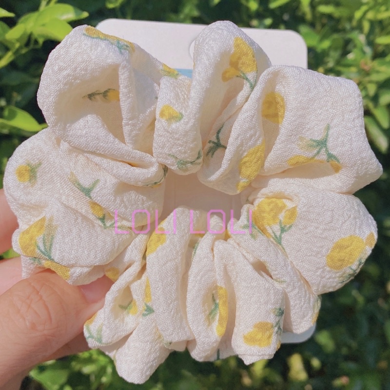 Scrunchies buộc tóc thiết kế hoa nhí nền kem Loli. Cột tóc hoa cổ điển dễ thương