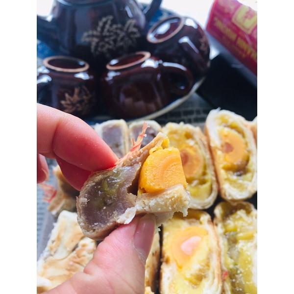 Bánh pía môn sầu riêng trứng Thành Hương - Pía gói giấy xưa truyền thống