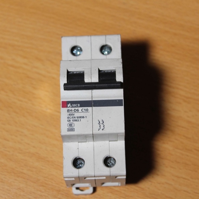 Aptomat Mitsubishi 10A 1 pha 2 cực