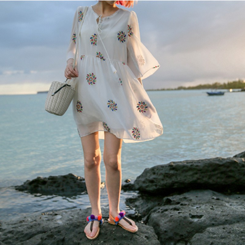 Váy trắng thêu hoa babydoll