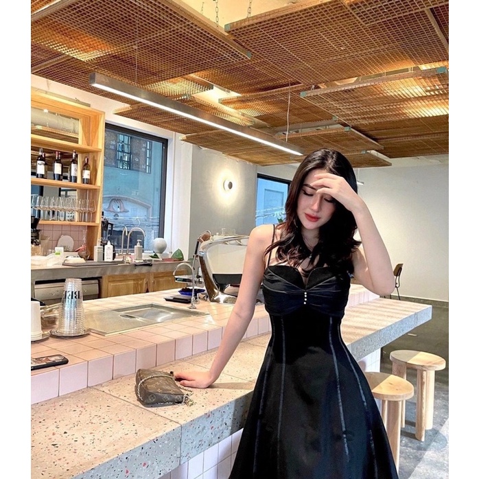 Đầm đen hai dây xòe sang chảnh
