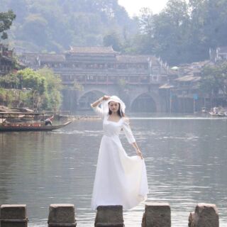 Đầm trắng tay dài cổ vuông