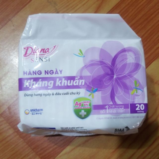 Băng vệ sinh Diana Sensi hàng ngày kháng khuẩn gói 20 miếng