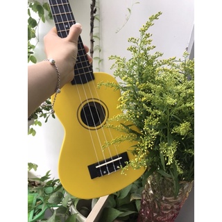 Đàn ukulele soprano màu vàng