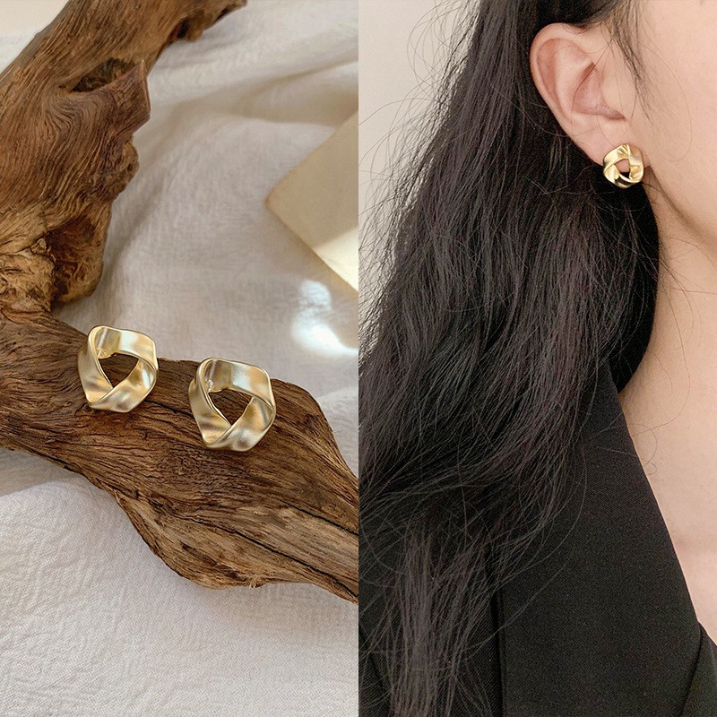 Khuyên Tai Đính Ngọc Trai Xu Hướng Mới Cho Nữ