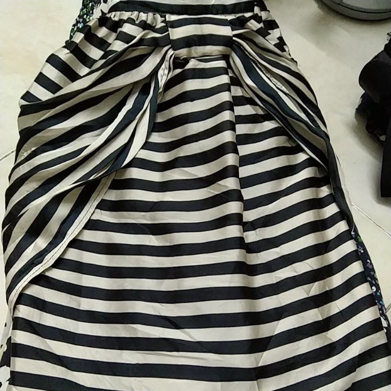 chân váy ngắn sọc