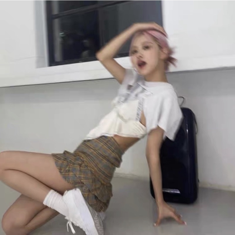 Set áo thun kèm áo hai dây và váy sọc Rose Blackpink