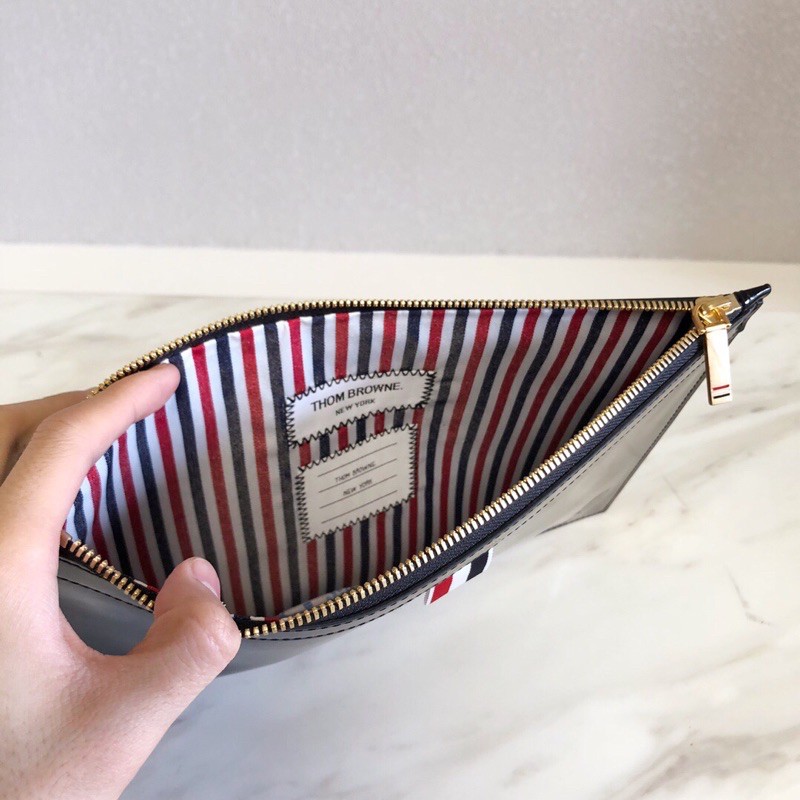 Túi clutch họa tiết tăm cổ điển về hàng, da bò sản xuất đơn giản, phóng khoáng, bên trong là vải dệt ba màu thom browne