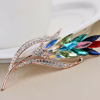 Cài áo chiếc lá ngũ sắc lấp lánh nhiều màu
