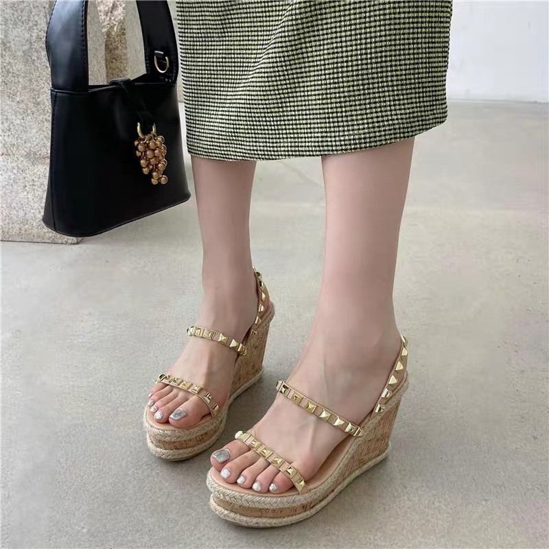 Sandal đế xuồng đinh tán cao 9cm