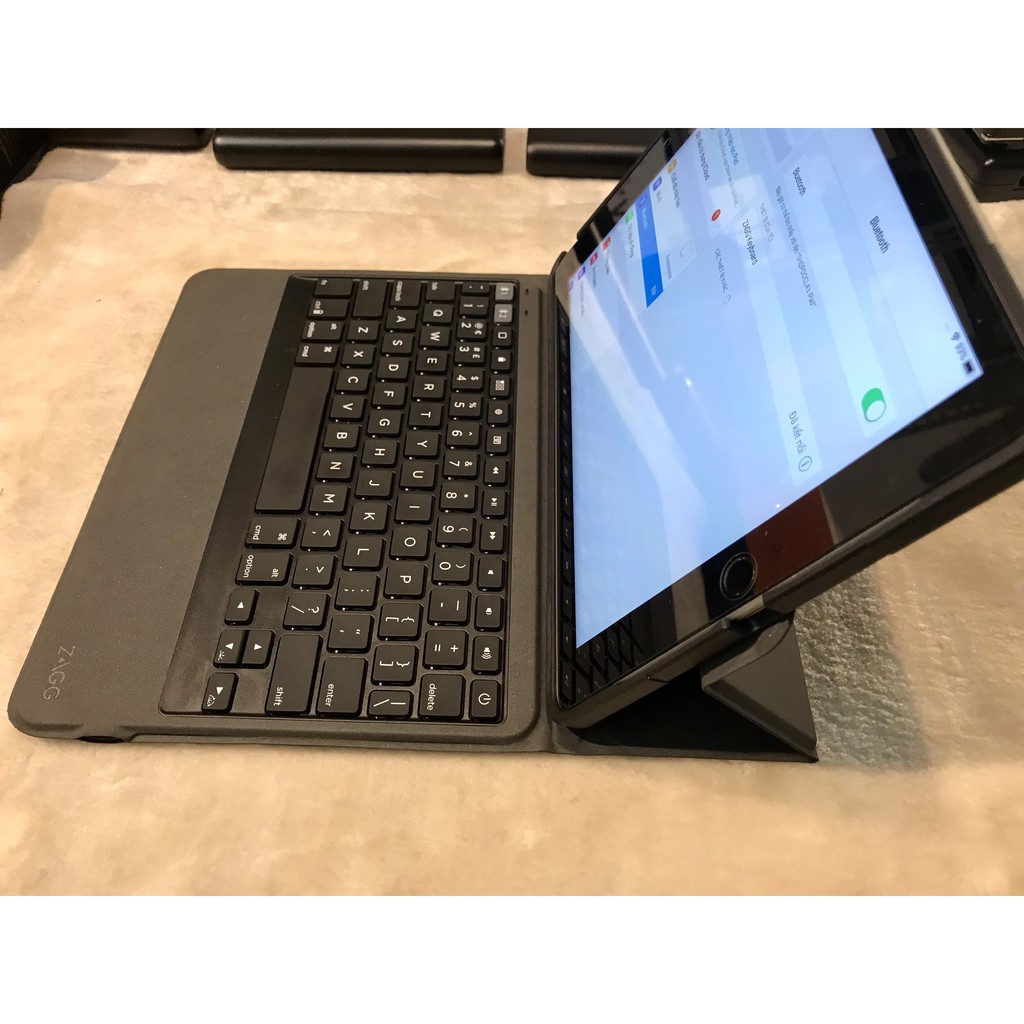 Combo bàn phím bluetooth + ốp lưng Zagg Rugged Messenger dành cho iPad 9.7 2017/2018 (gen 5/ gen 6)