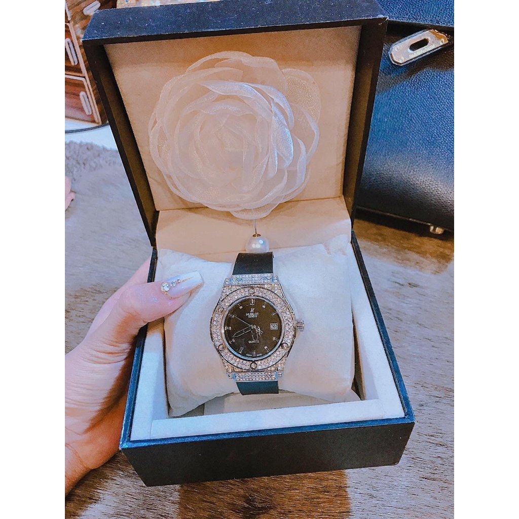 Đồng hồ nữ  Két mặt tròn đính viền đá dây cao su thơm vani cao cấp | BigBuy360 - bigbuy360.vn