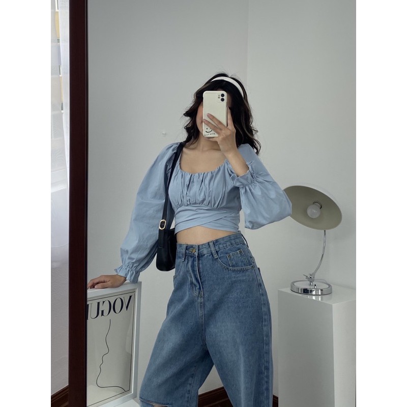 Áo croptop tay lửng + Quần jeans xanh rách gối