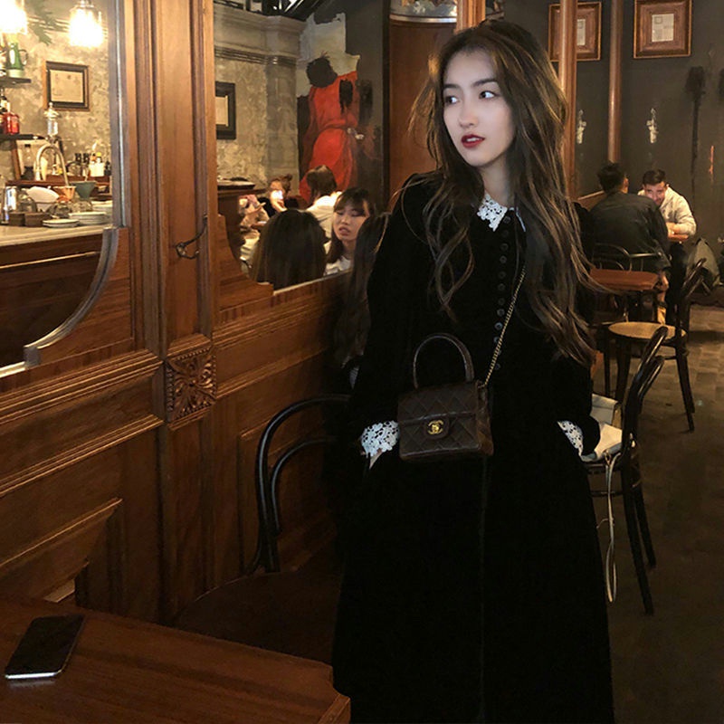 Đầm nhung đen dáng dài thời trang mùa thu Pháp 2021