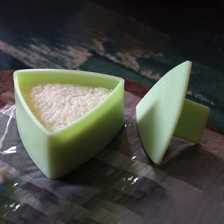 Khuôn Làm Cơm Nắm Rong Biển Hình Tam Giác Chống Dính Dễ Sử Dụng