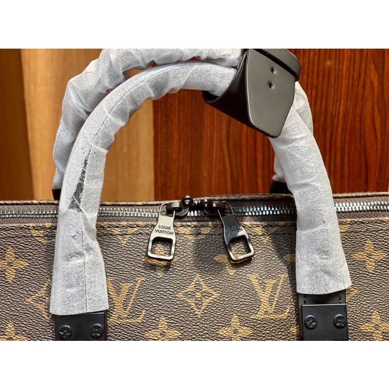 Túi du lịch dáng to da in logo hoạ tiết có phụ kiện dây đeo vai tháo rời tuỳ chỉnh louis vuitton LV