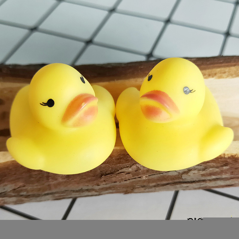Đồ Chơi Nhà Tắm Hình Chú Vịt Vàng Cao Su Có Âm Thanh Thú Vị