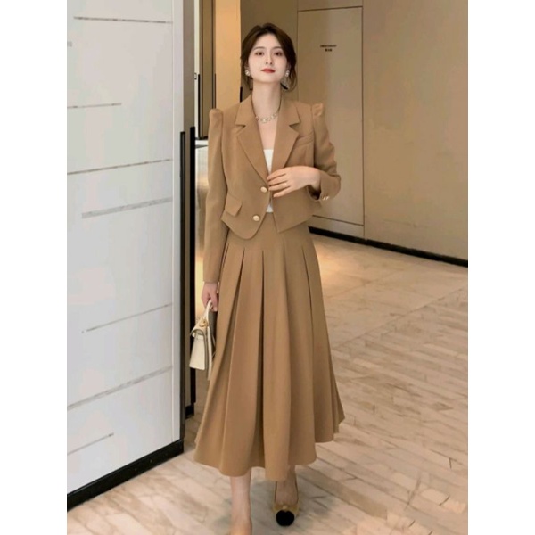 Set váy oder áo khoác kiểu vest dáng ngắn và chân váy xòe xếp ly lớn hai màu nâu và đen.