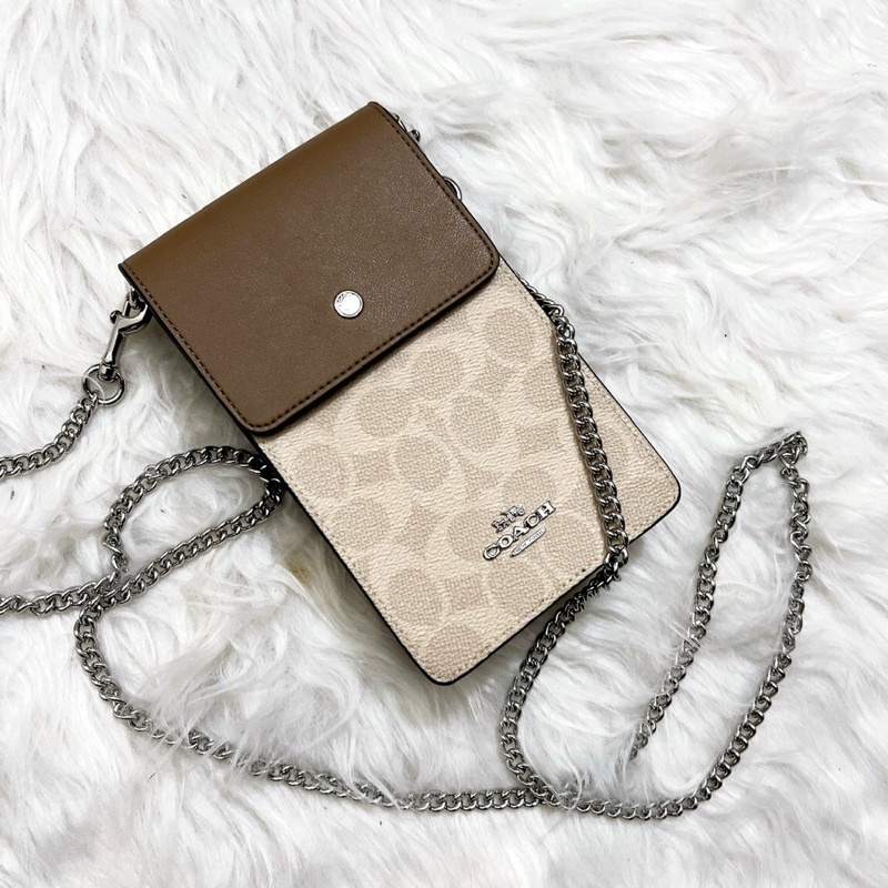 Túi đeo chéo mini đựng điện thoại Coach, dây phối xách xinh xắn, phía sau có ngăn để thẻ tiện dụng