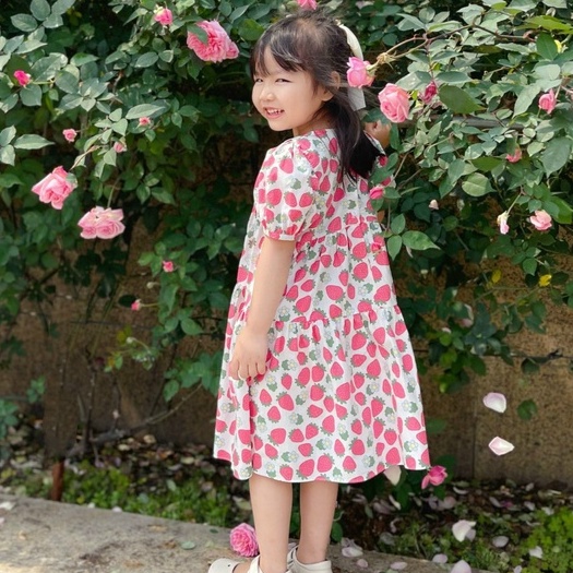 VNXK-VÁY SOFIA THIẾT KẾ FORM RỘNG HÌNH IN TRÁI DÂU, TAY PHỒNG CHO BÉ GÁI -MÃ ĐBG02