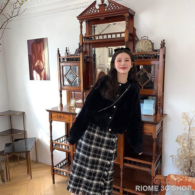 Áo khoác cardigan dáng rộng phối nút ngọc trai màu đỏ xinh xắn cho nữ | BigBuy360 - bigbuy360.vn