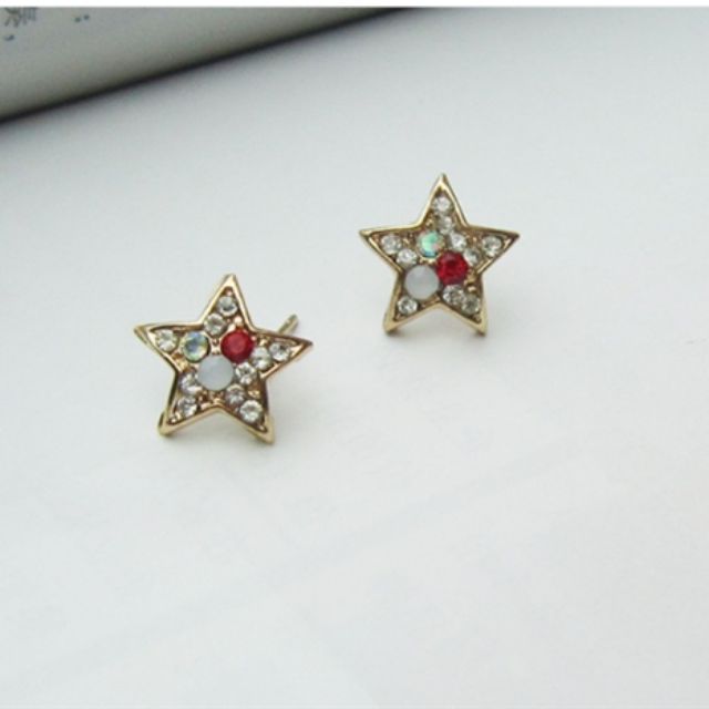 Hoa tai hình ngôi sao và cá cánh quạt tạo nên 1 cô nàng nữ tính kèm thêm 1 chút cá tính riêng cho các bạn nữ.