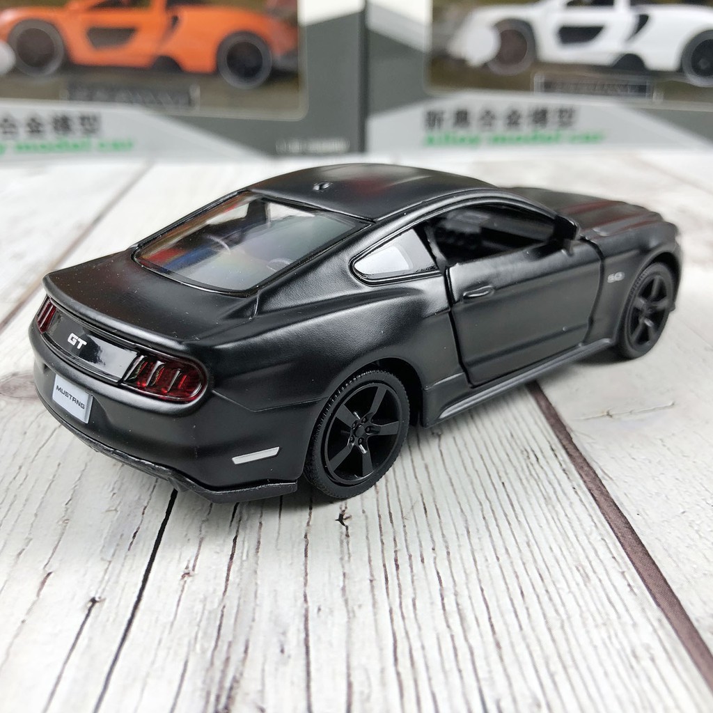 Xe mô hình Ford Mustang tỉ lệ 1:36 bằng hợp kim màu đen, có bánh đà, mở 2 cửa