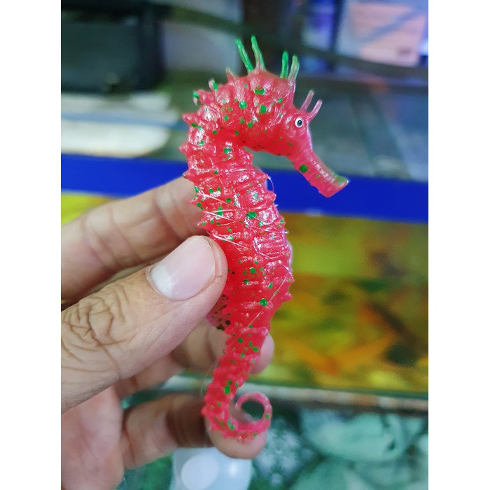 CÁ NGỰA CAO SU DẠ QUANG TRANG TRÍ HỒ CÁ DÀI 9CM