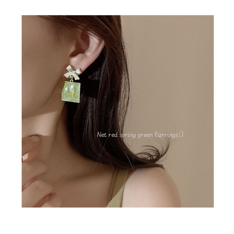 Khuyên Tai Đính Hoa Màu Xanh Lá Kiểu Hàn Quốc Sang Trọng