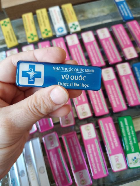 Thẻ tên cài áo nhà thuốc, name tag