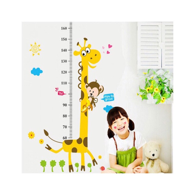 Decal dán tường có thước đo chiều cao và theo dõi thị lực cho bé.