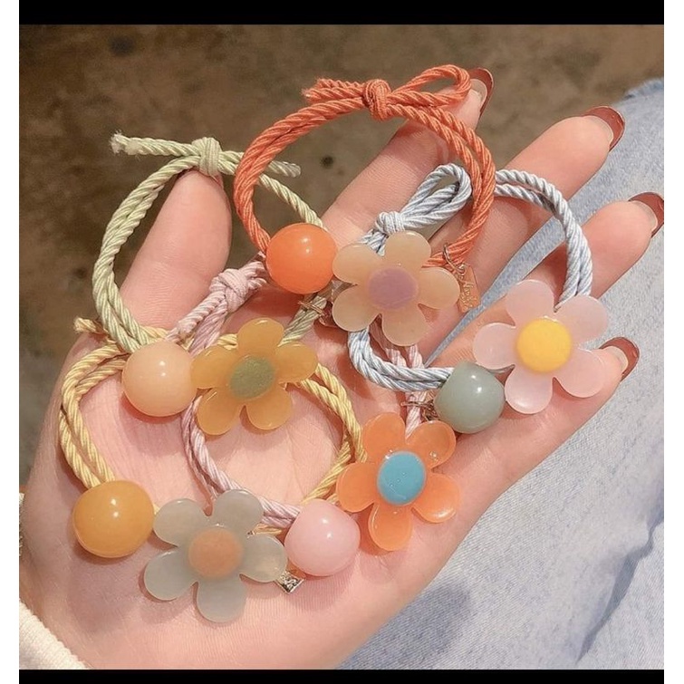 chun buộc tóc cho mẹ và bé cute