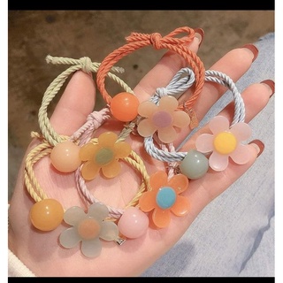 Chun buộc tóc cho mẹ và bé cute