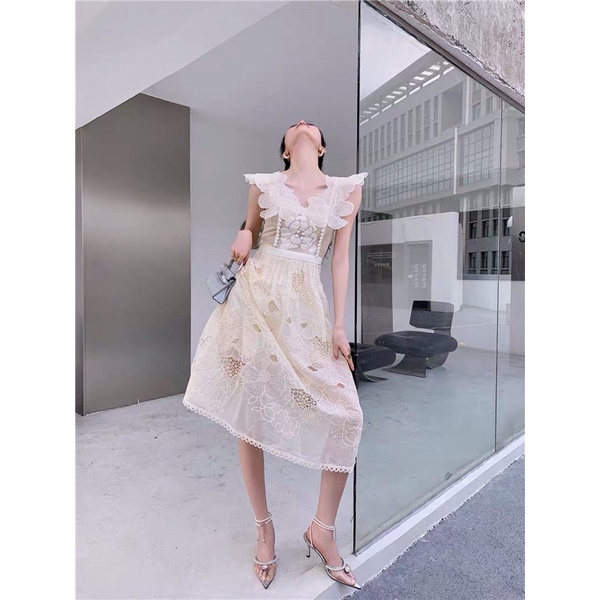 Đầm Ren Thêu Màu Nude