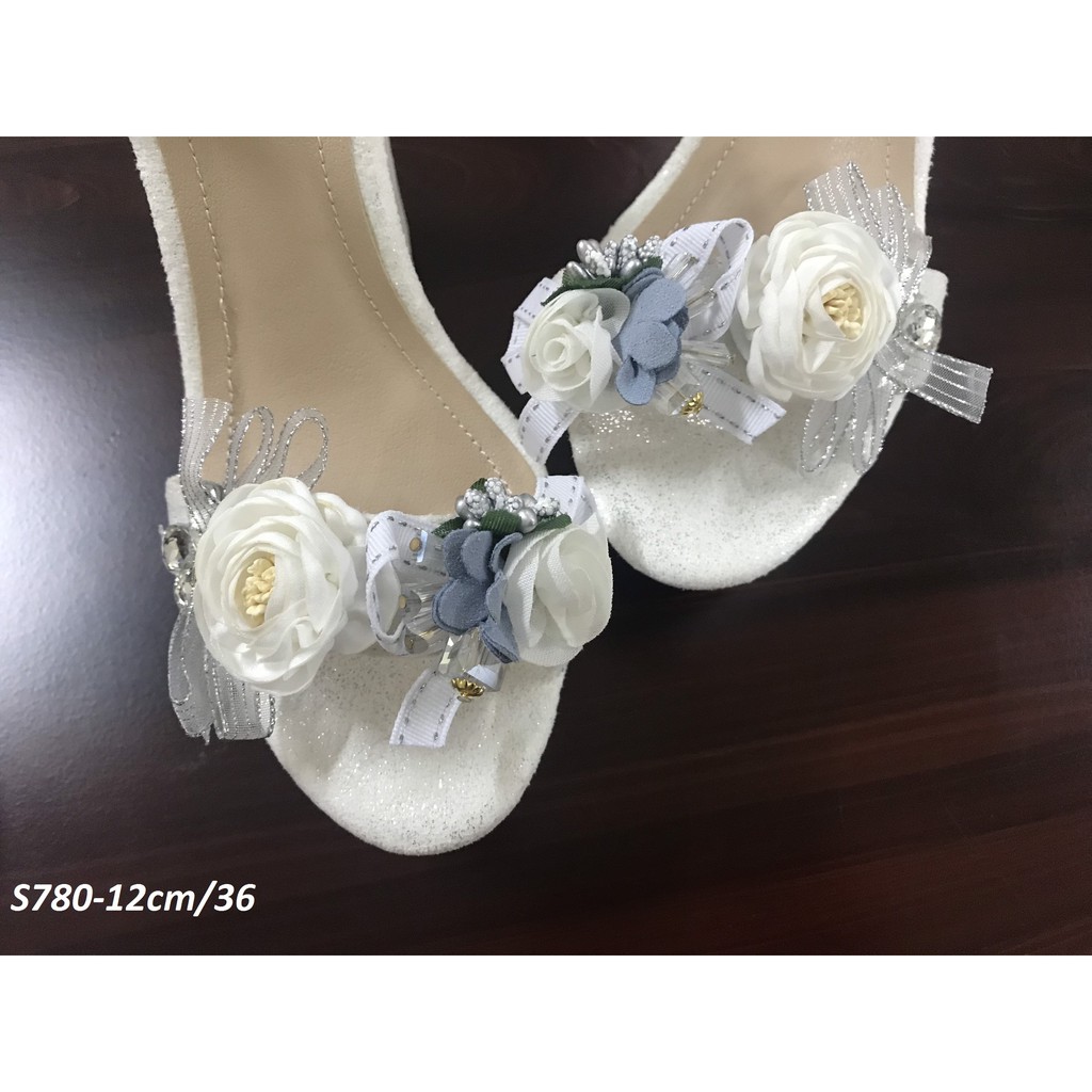 Giày cưới cô dâu đế xuồng đính hoa màu trắng