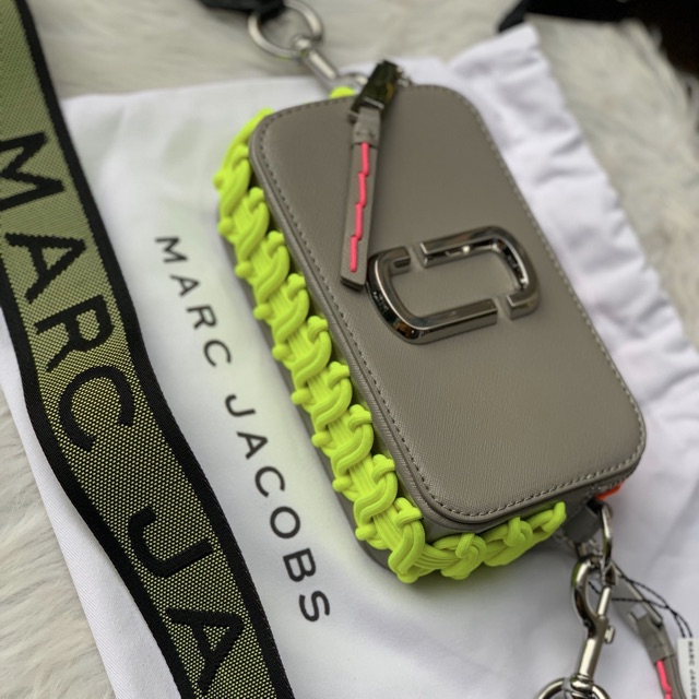 Túi Marc Jacobs Snapshot whipstitches da xám phối thiết kế dây thừng xanh neon độc đáo