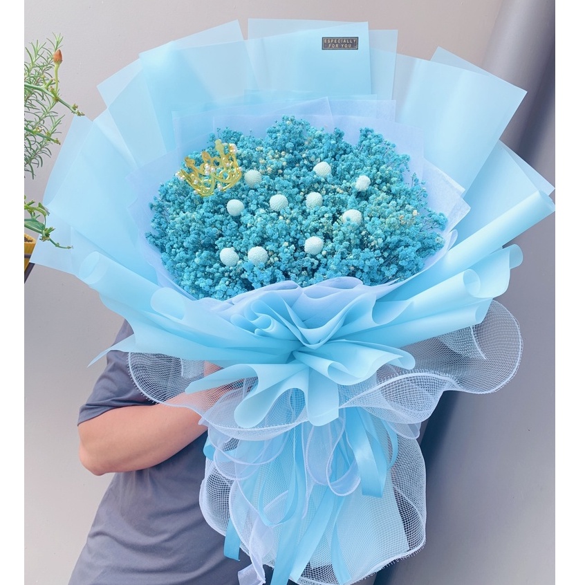 Bó hoa baby xanh dương mix cúc nút áo kèm vương miện xinh xắn