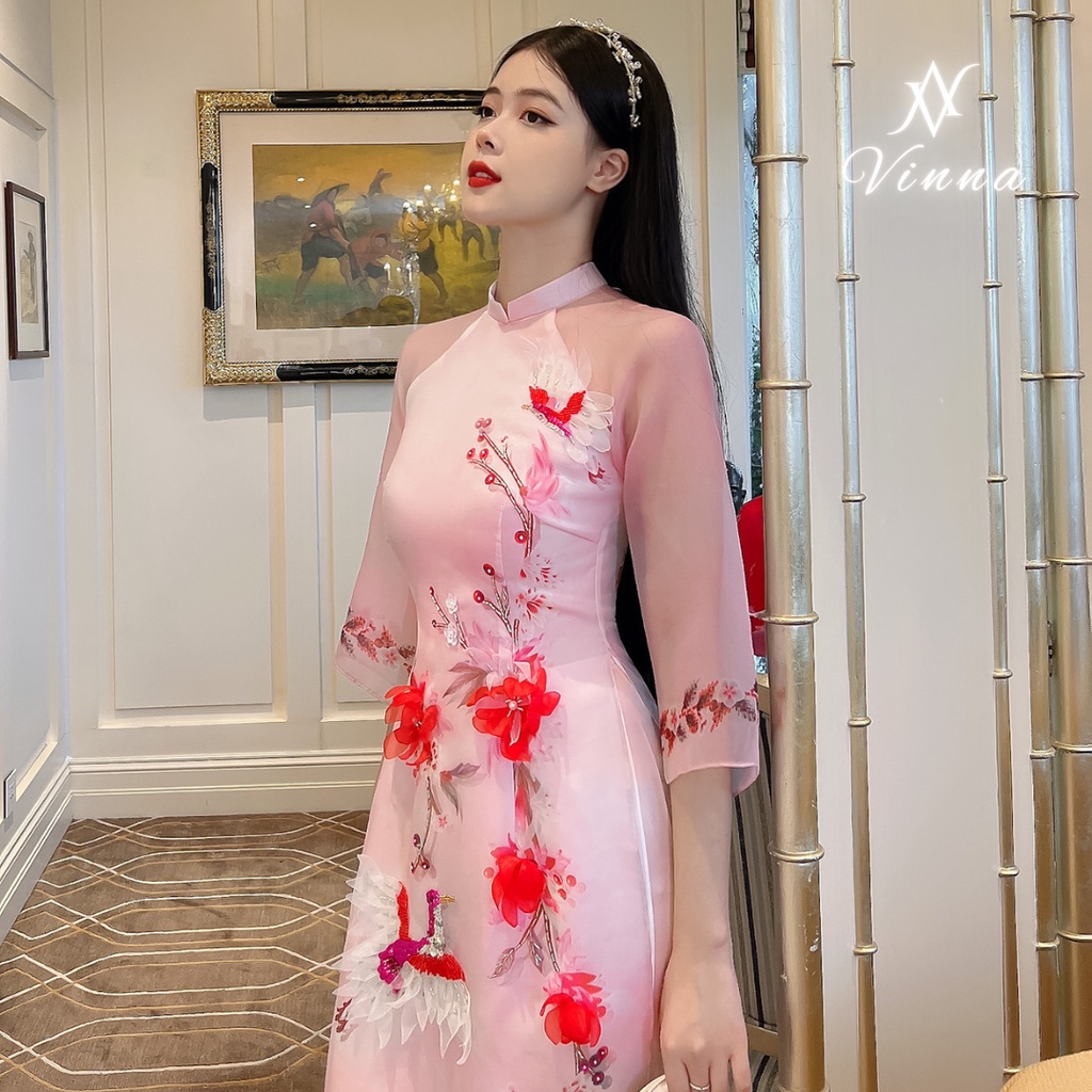Áo dài cách tân 4 tà Hoa Điểu tay lỡ màu hồng màu đỏ kết đính tỉ mỉ, nổi bật thiết kế bởi thương hiệu thời trang Vinna