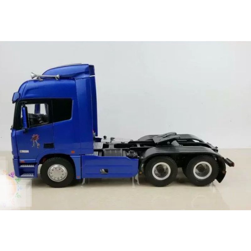 Xe mô hình đầu kính Auman GTL hợp kim 1:24