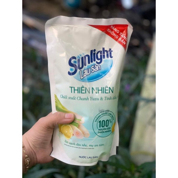 Nước lau Sàn Sunlight Thiên Nhiên Chiết Xuất Chanh Yuzu & Tinh Dầu Sả - Túi 700ml