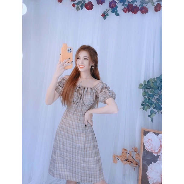 Đầm caro  cổ vuông nhúng ngực tay phồng.