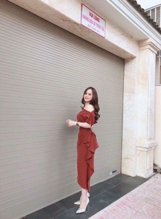 Đầm rớt vai cài hoa