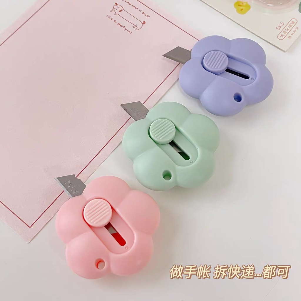 Dao rọc giấy mini dao cắt giấy cute bỏ túi tiện lợi có nút bấm an toàn hình bông hoa 3 màu dễ thương