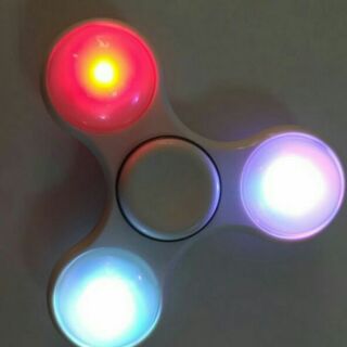 Con Quay Tam Giác Spinner Led 7 Màu