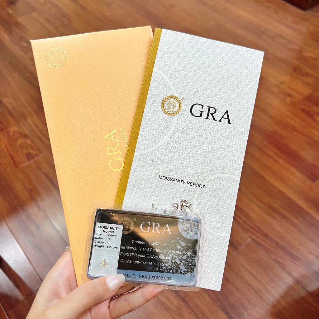 Nhẫn cầu hôn kim cương nhân tạo Moissanite 9 ly kiểm định GRA KC10 LAVESTA mang vẻ đẹp viên mãn, tròn đầy