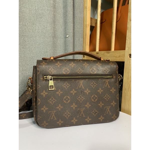 Túi đeo chéo phom hộp l.v