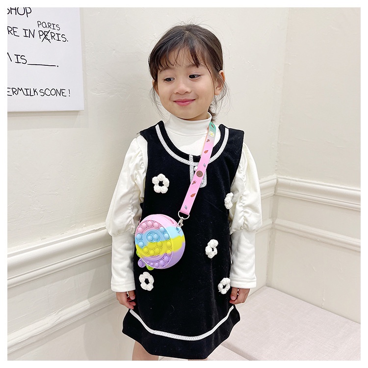 Túi đeo chéo cho bé gái pop it dễ thương hình kẹo mút, Túi silicon cho bé đeo vai HTI18