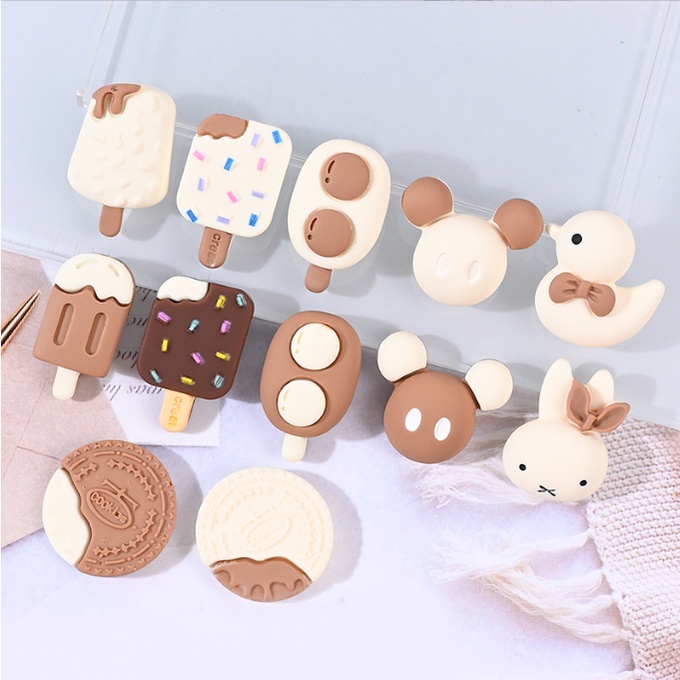 Charm oreo tông màu chocolate nâu và trắng cho các bạn trang trí kẹp tóc, bình nước, dán Jibbitz, vỏ ốp điện thoại, DIY