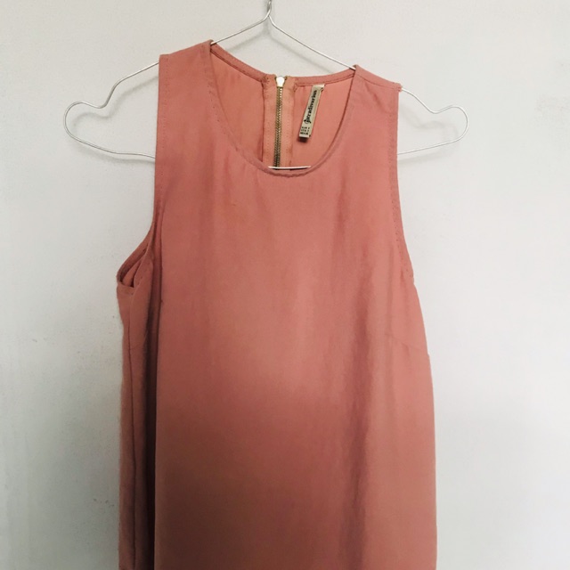 Áo sát nách Stradivarius có 2 màu