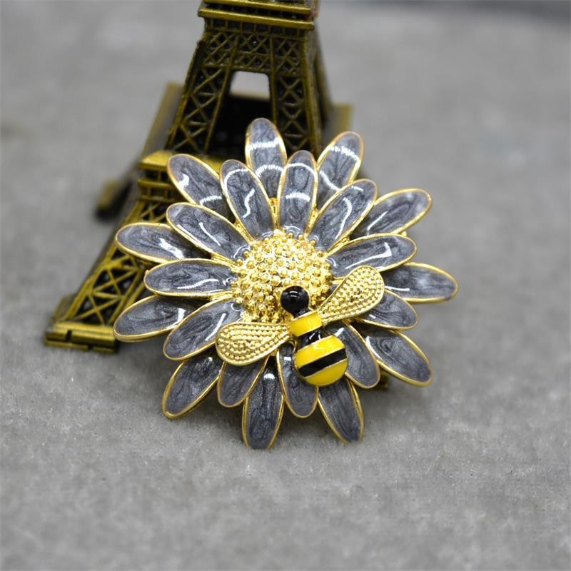 Cài áo ong hút mật (bông hoa cúc vàng) GC138 và GC209